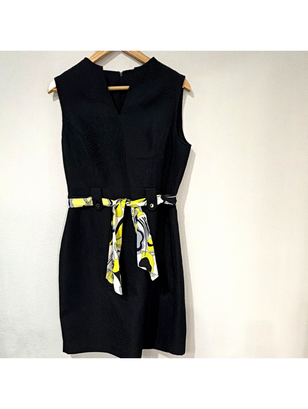 Tahari Arthur S. Levine Sheath Dress V-Neck Sleeveless Black Belted Sz 8